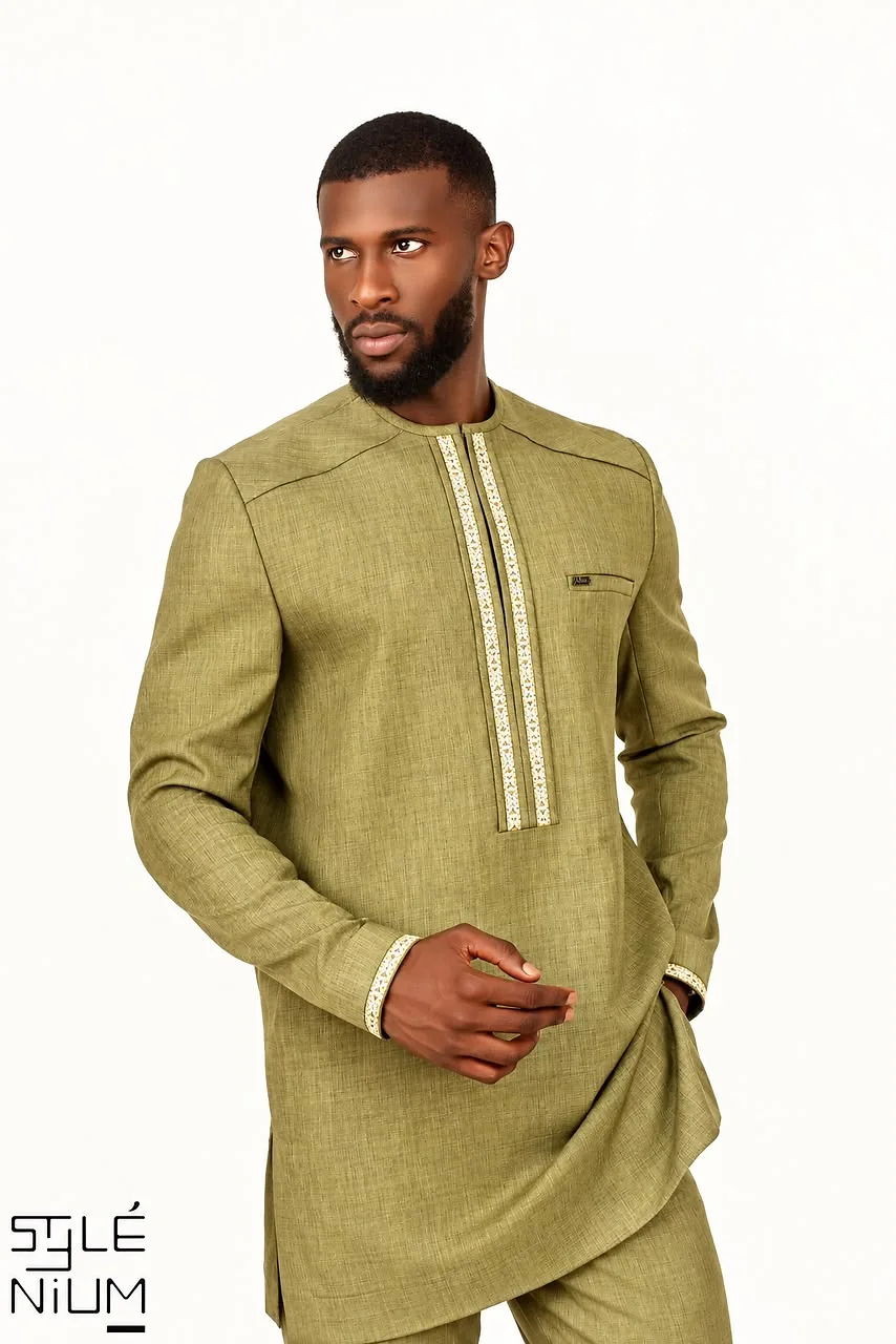 Homme portant un ensemble tunique olive avec deux galons brodés crème au plastron et aux poignets, création AMG STYLENIUM