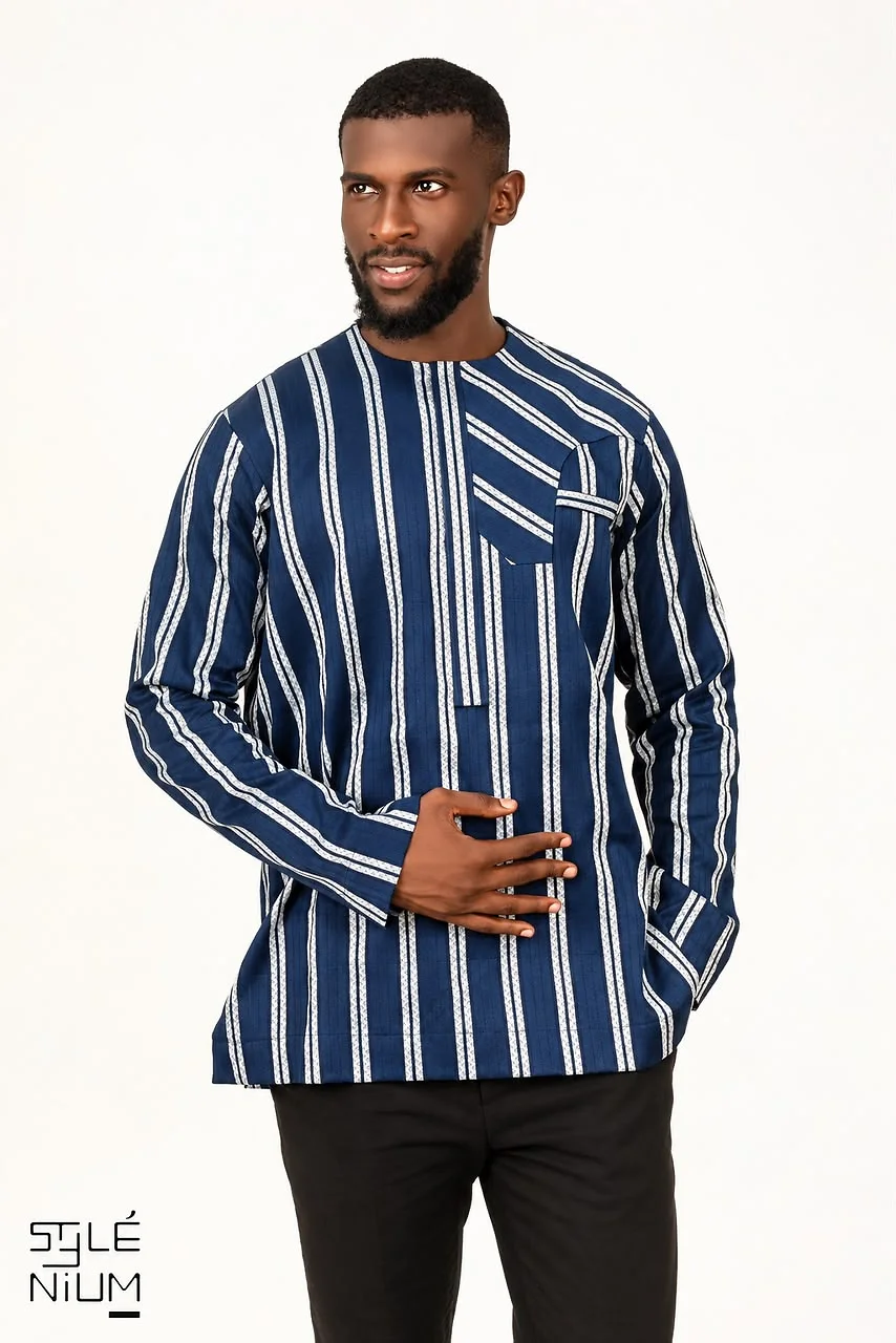 Homme portant une tunique bleu marine à manches longues ornée de rayures blanches verticales et d'une poche poitrine aux rayures en biais, création AMG STYLENIUM